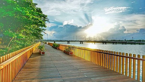 Cầu đi bộ trên sông Hương ở thành phố Huế (Thừa Thiên Huế)